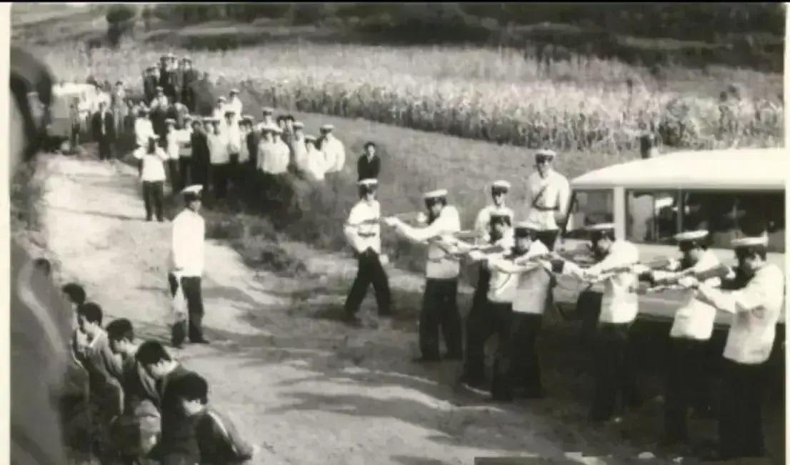 1983年深秋的某个清晨，河北某刑场外围已经站满了人。警戒线外，几个穿着打补