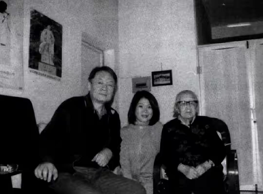 1993年，方志纯因病逝世，临终前向妻子朱旦华提出：我有一个要求。那天，南昌