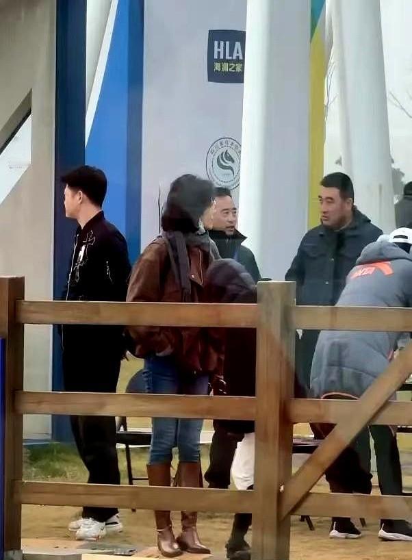 杨乐乐一个人带娃飞成都，汪涵呢？2025年12月1日，成都郊区的马场天寒地冻