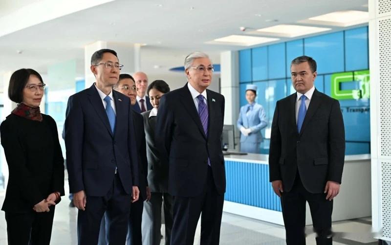 中国基建：哈萨克斯坦托卡耶夫正式启动阿斯塔纳LRT系统并以中文谚语寄语未来
