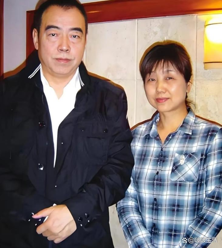 这是陈凯歌和他妹妹陈凯燕的一张合影从合影上看，两个人长的都是属于天庭饱满，沉稳