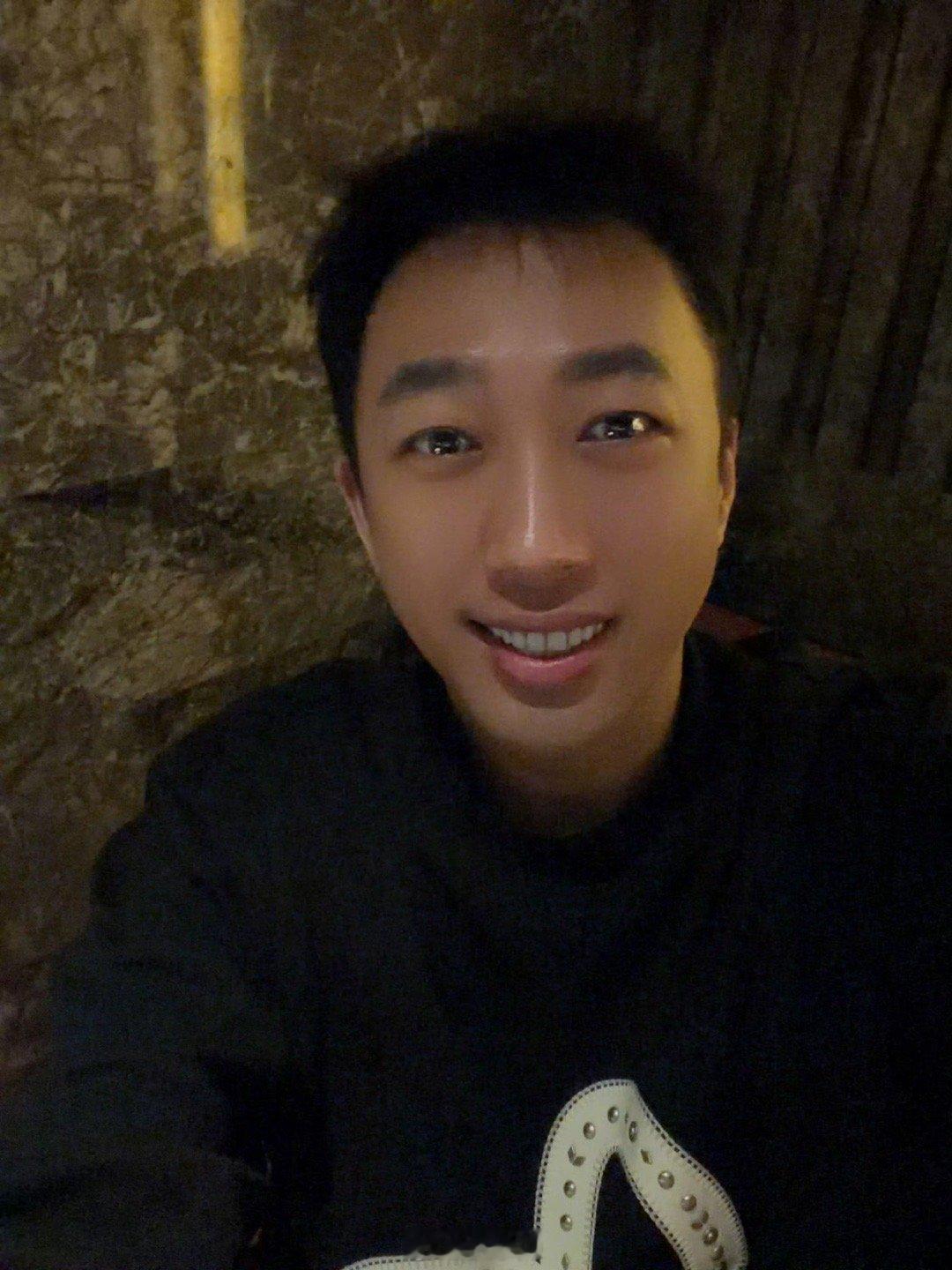 于正晒周柯宇赵晴大婚照还真别说于正的情人节仪式感有点意思啊，于正晒了周柯宇、赵晴