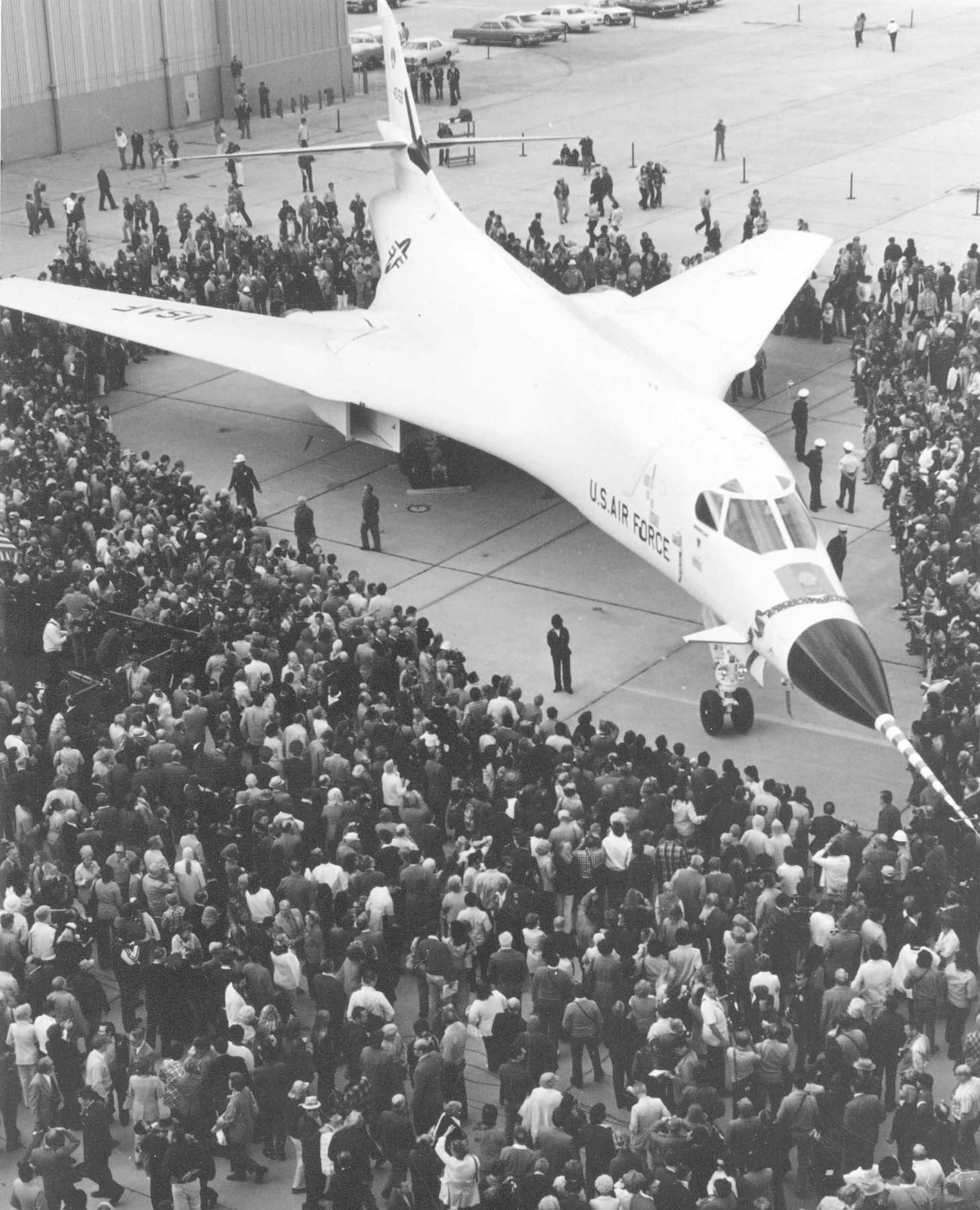 🔻美利坚的“白天鹅”，B-1A战略轰炸机。🔻1969年，美国准备研制一款高空