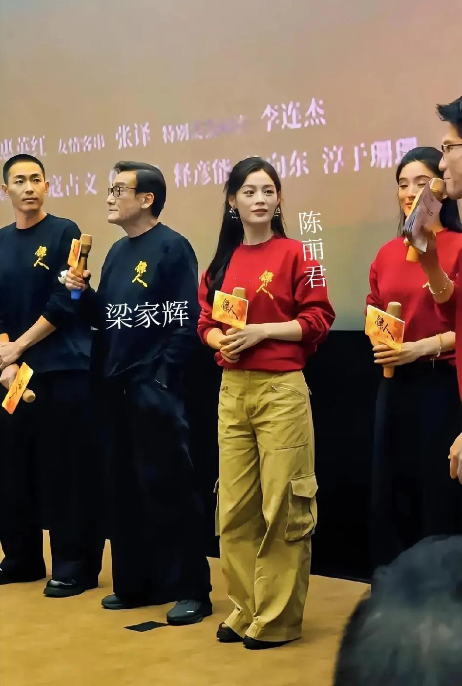 镖人之所以出圈了，是因为有陈丽君。虽然这剧大咖云集，李连杰年龄大了，拿着宝剑我