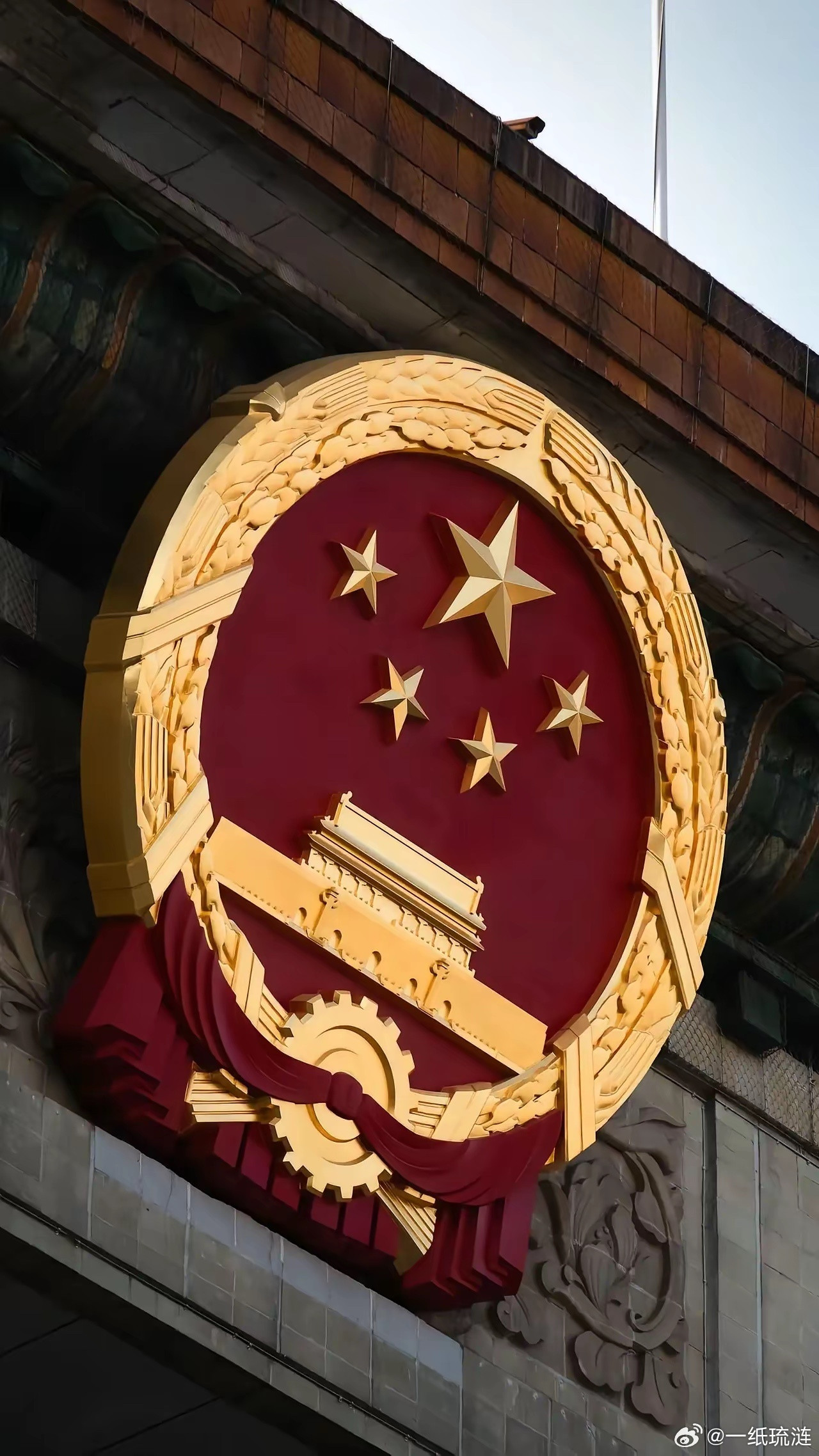 真正的改革，是让人民真正站起来现在满屏幕都在聊改革、聊模式、聊架构，听得人眼花缭