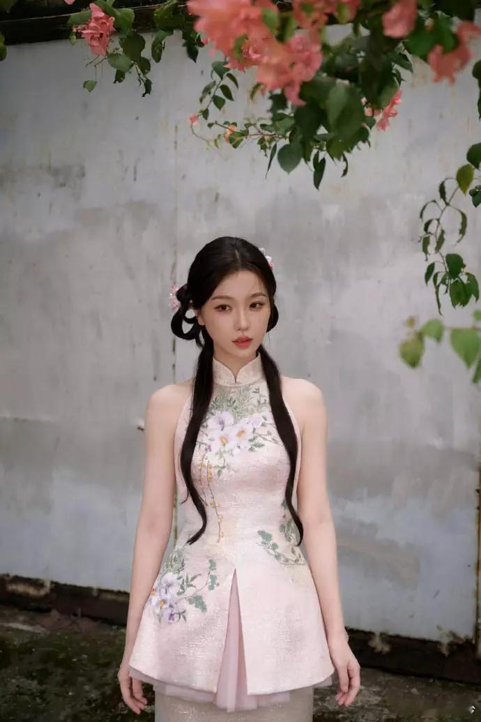 分享娱乐分享娱乐虞书欣着粉色旗袍活泼灵动手拿红花温婉大方