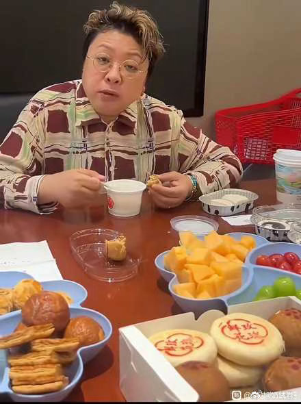 韩红吃老北京糕点喝酸奶
