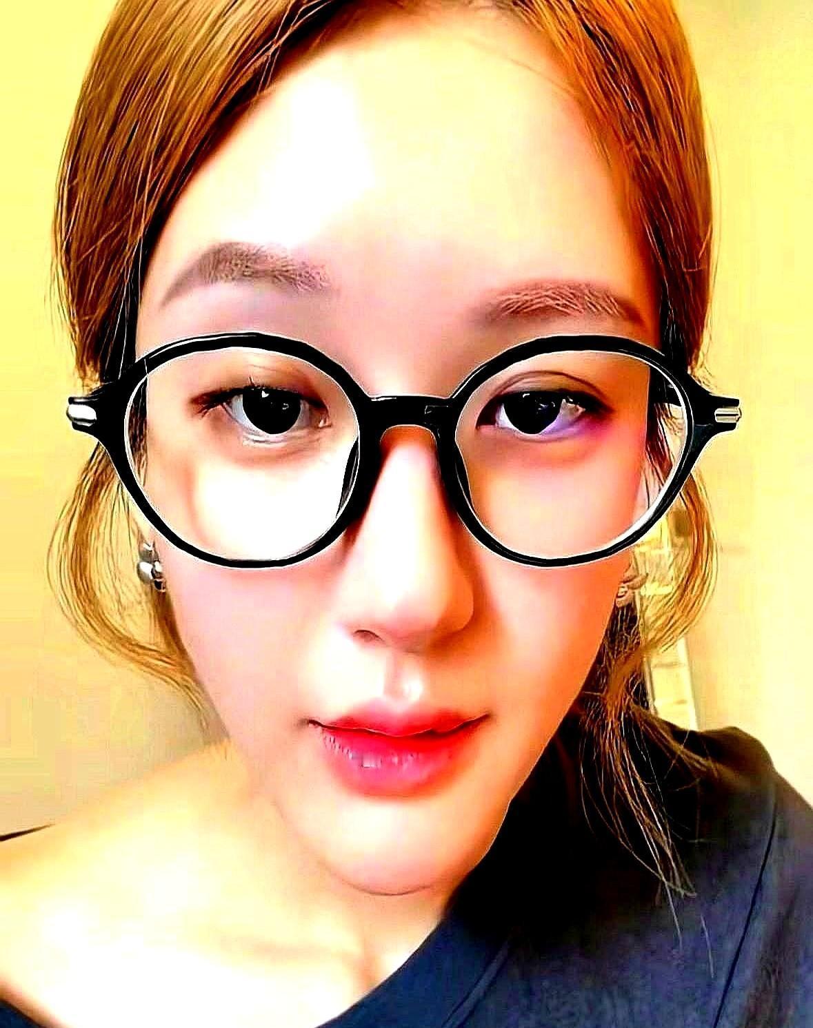 别看热搜——这话从赵露思嘴里说出来，直播间当场静音，可全网都听见了。没人再信热