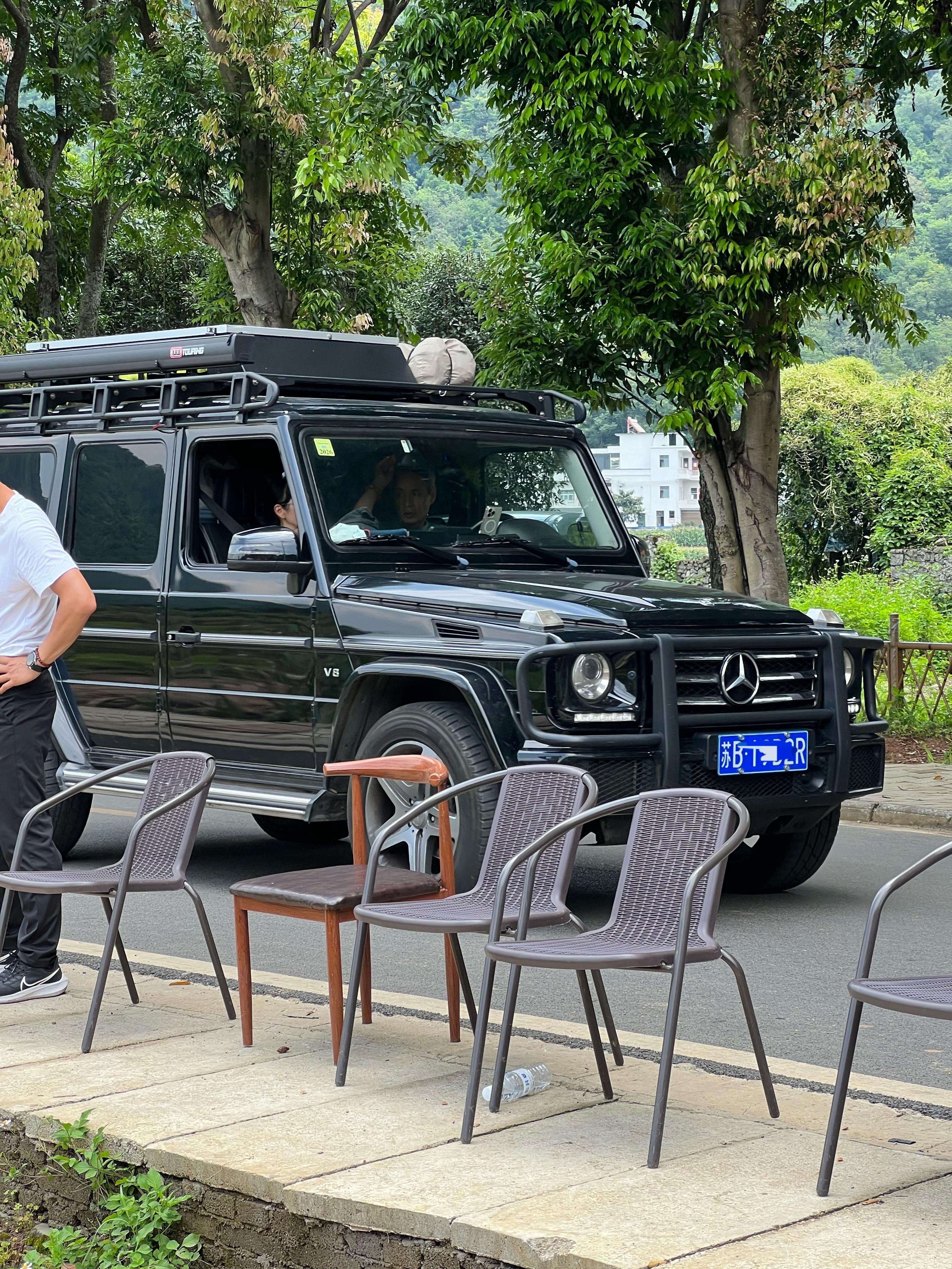 太帅了老G，牛角杠，车顶行李框，小爬梯再加驾驶员老两口帅到爆炸啊[作揖][作揖]