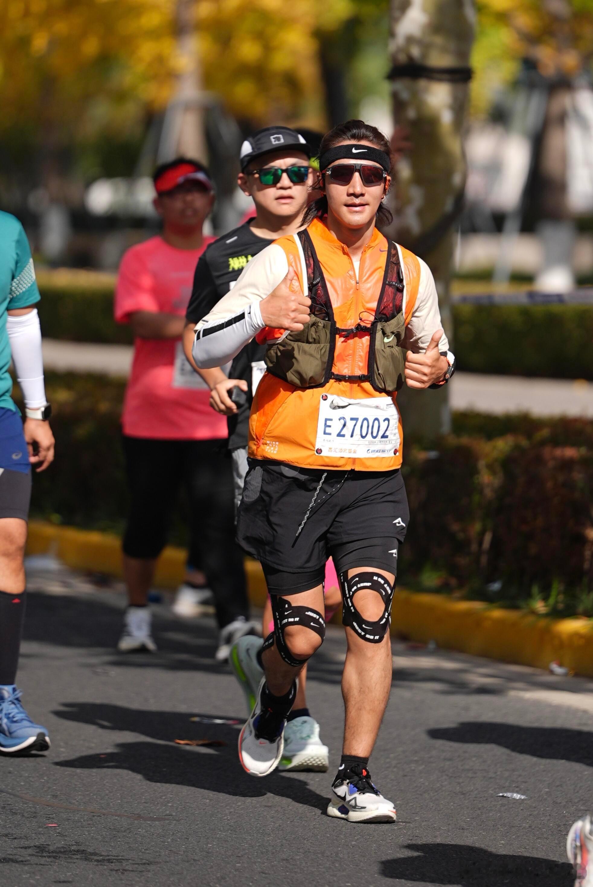 此沙此沙还是太有活力跑马拉松蹿来窜去和粉丝击掌比别人多跑5公里上海马拉松偶遇此