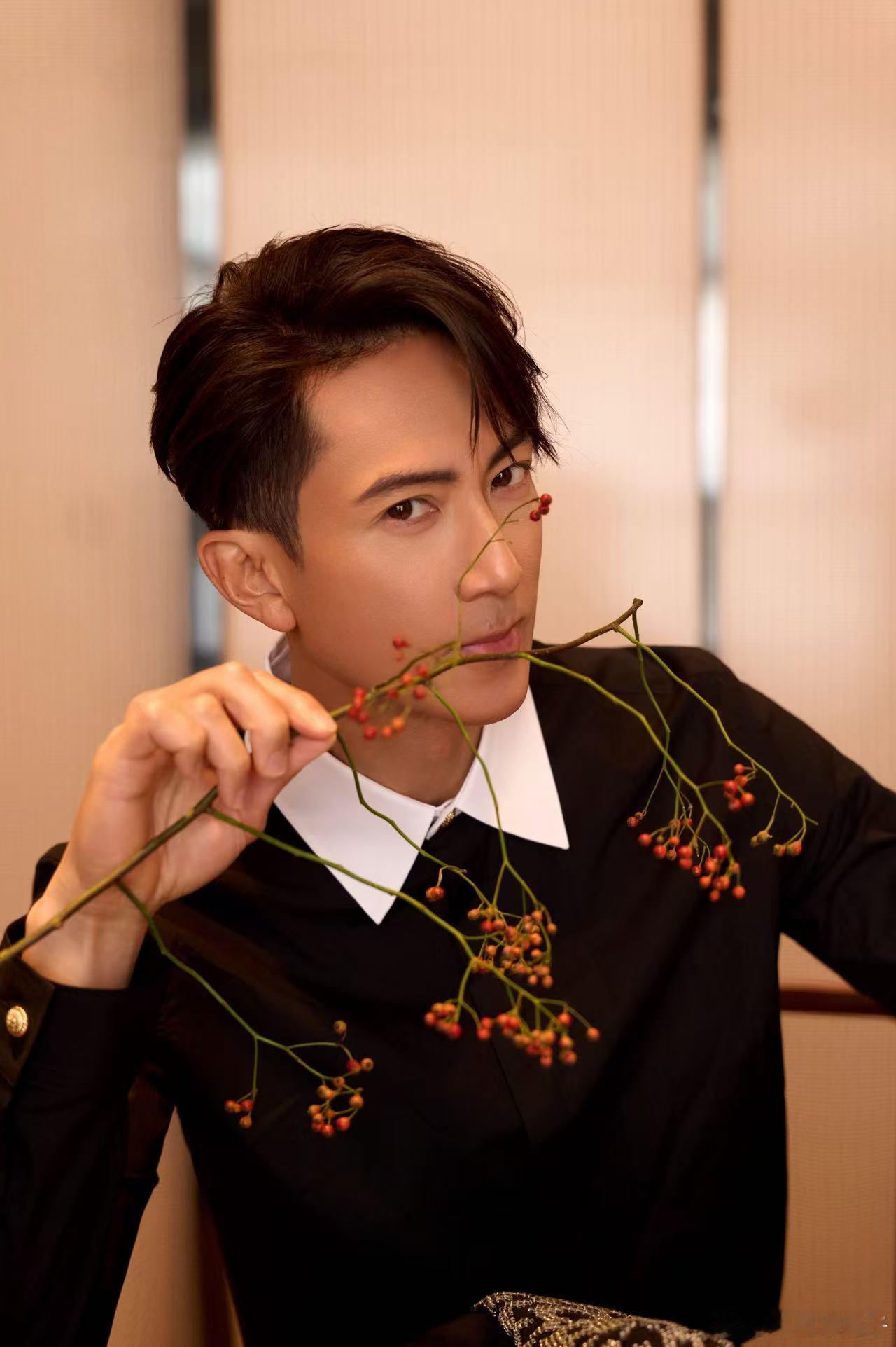 吴尊这么难替代吗终于懂为啥吴尊的帅难以替代了！二十年过去他的帅气不仅没减，还多了