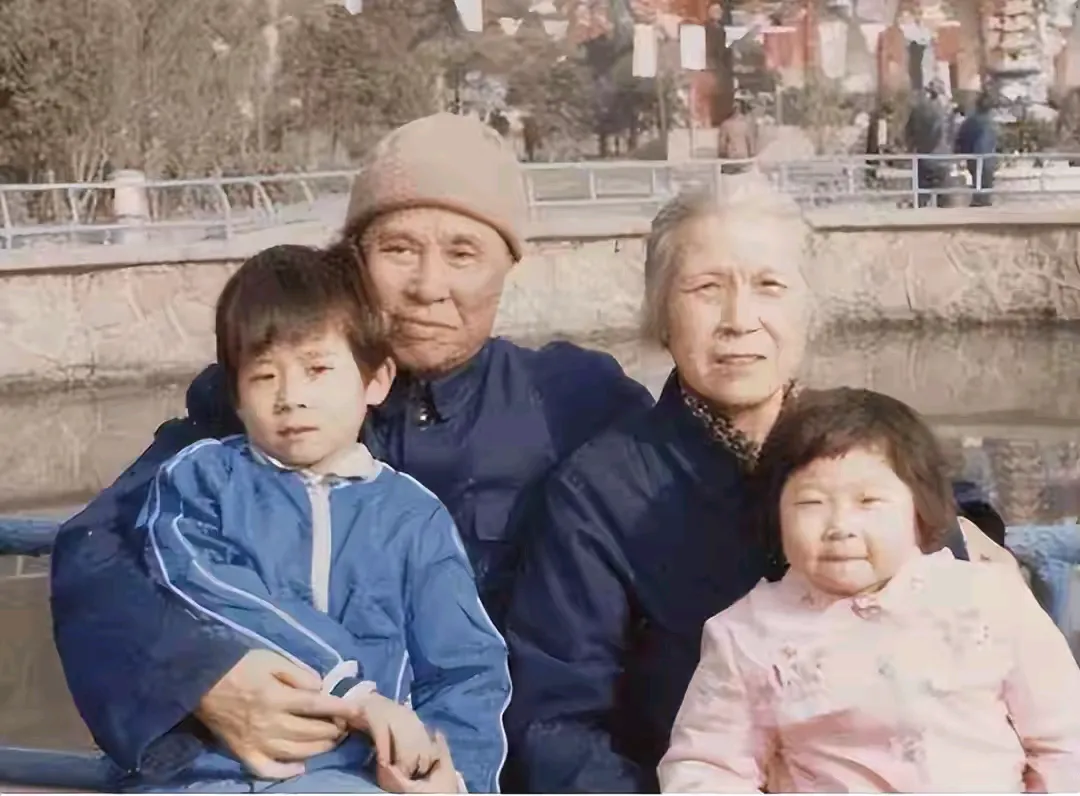 1992年的一天，时任国防大学校长张震将军，在学校餐厅里宴请老战友邱会作。有眼尖