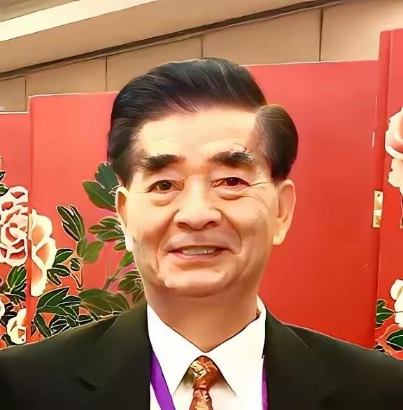 你敢信吗？一个被美国安插在中国潜伏了多年的间谍头子，居然是个天天笑眯眯、热心肠到