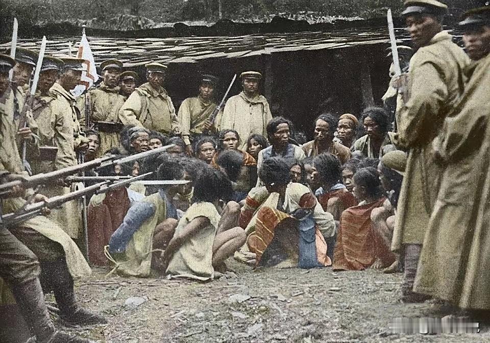 一张日军随军记者拍摄的秘密照片，也是日本人侵略台湾的罪证，台湾原住民在抵抗日军的