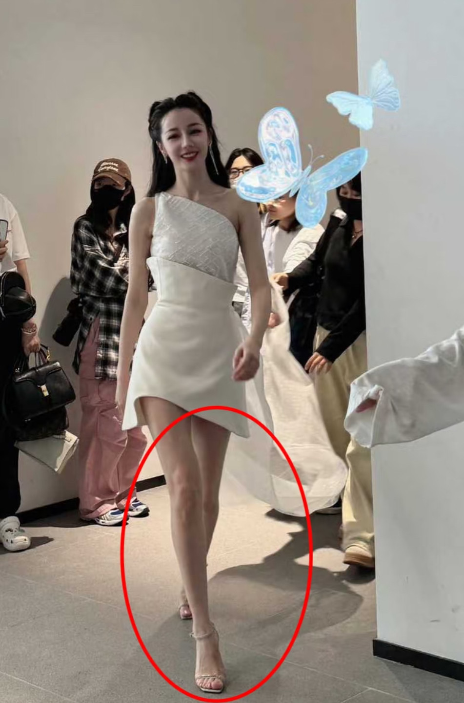 热巴生图更是美到没边了....生图都这么好看吗？又瘦又高，真的好漂亮，比例超级