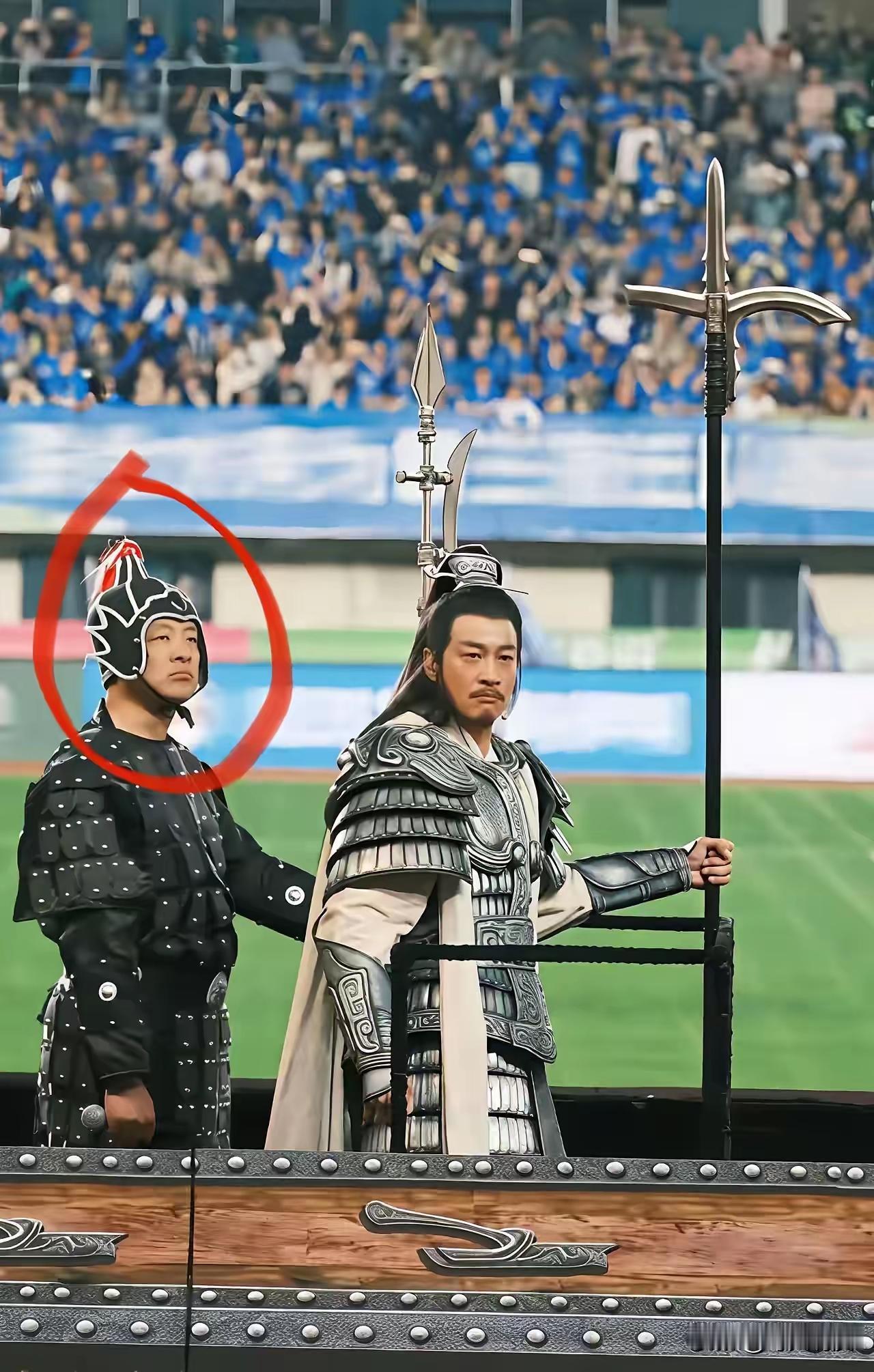 后面这位小兵，就像是《西游记》中从龙宫招来的小兵一样，幸好小兵拿的这个兵器有点“