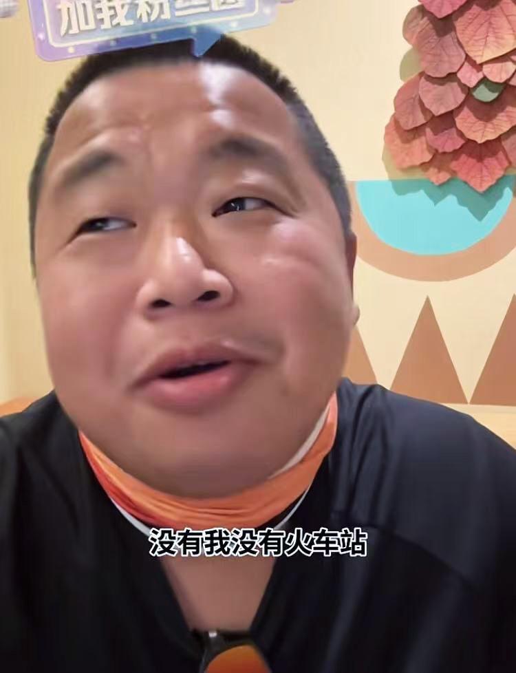 网红主播蓝战非身家不菲，但家乡广东罗定的网友发现——他几乎没给老家投过一分钱。面