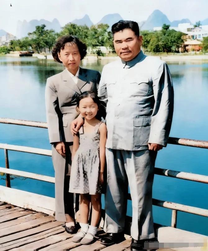 60年代，杨大易将军一家三口在桂林时的留影，当时他在桂林担任步兵学校校长，他14