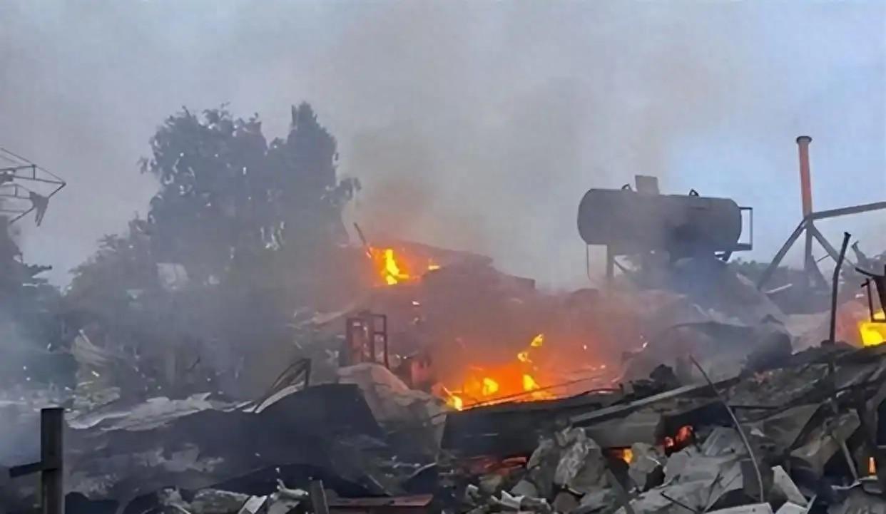 13枚导弹，6枚钻进地下双层车库，19人当场死亡，11个是军官。8月26日深夜，
