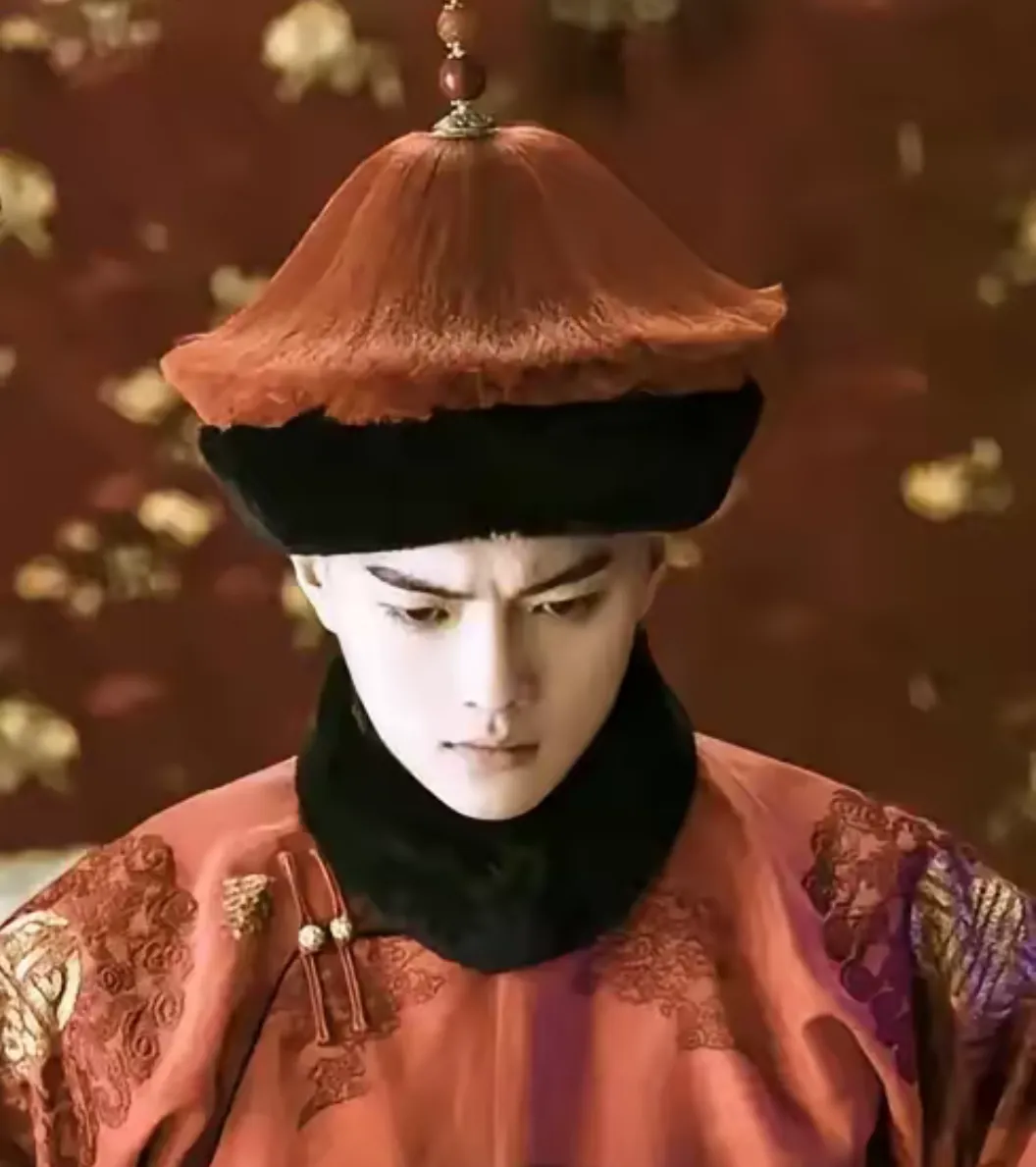 1750年，乾隆破格提拔22岁的小舅子傅恒去当正二品的户部侍郎，大臣们很不屑。然
