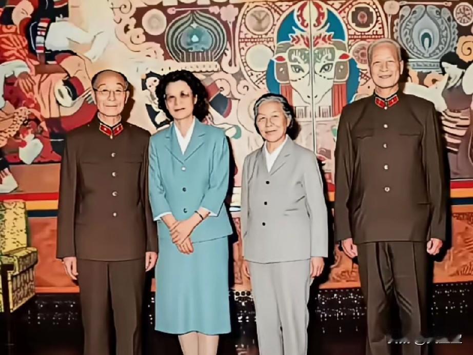 张爱萍张震两对革命伴侣合影1985年，张爱萍与夫人李又兰、张震与夫人马龄松，共