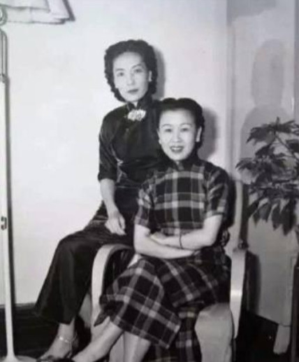 深夜，黄金荣的儿媳妇李志清偷偷跑进公公房间。李志清脱掉身上的衣服，小心翼翼的走上
