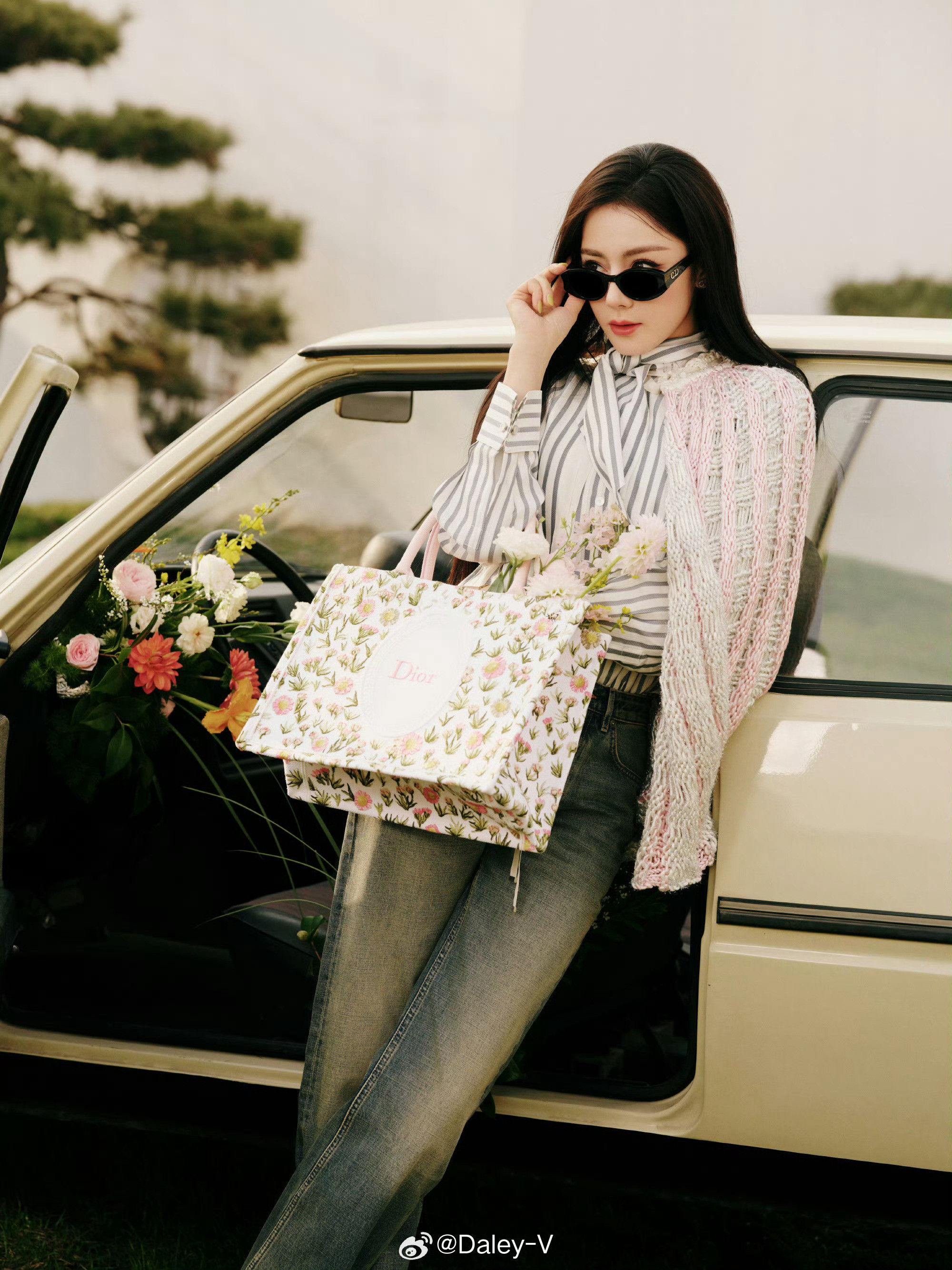 有网友发现迪丽热巴巴黎出发图和1月芭莎开年刊服装发型妆容都很相近...