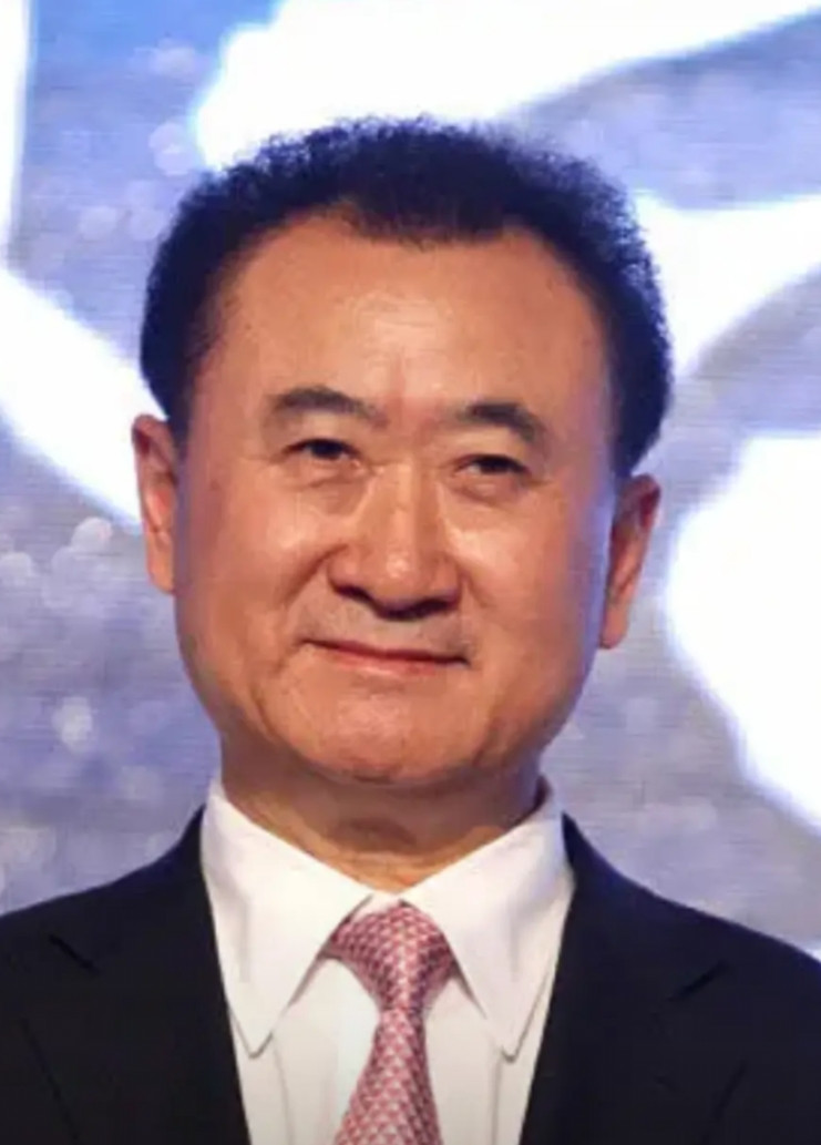 时也运也命也。2012年马云放言电商会基本取代实体店，王健林直接表示：如果十年后