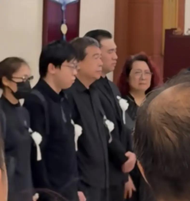 唐师曾的儿子并不惧怕别人知道他的名字，送给父亲的花圈，写着儿子唐亚述，不是那种惧
