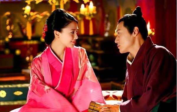 阴城公主与男宠寻欢作乐时，命人将驸马班始叫来说：“过来趴在床底下，好好听着，学学