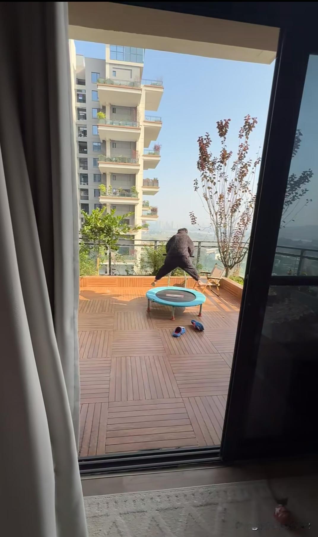 32㎡的大阳台你见过吗？孩子在家户外的第四代空中花园！蹦床的时候我就在旁边！离