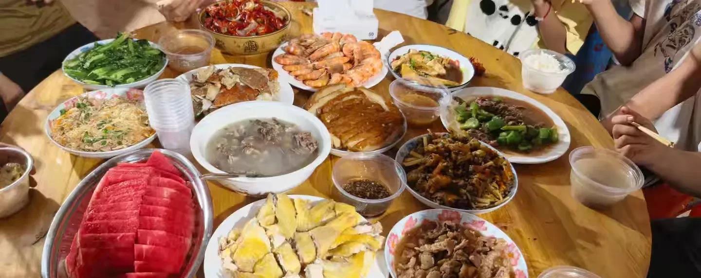 今天回婆婆家了，我亲自下厨做了一桌子菜，老家真是热，在厨房忙着几小时，热