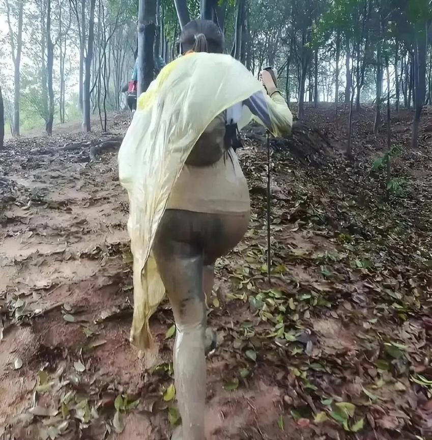 和女领导雨后爬山我现在该怎么办
