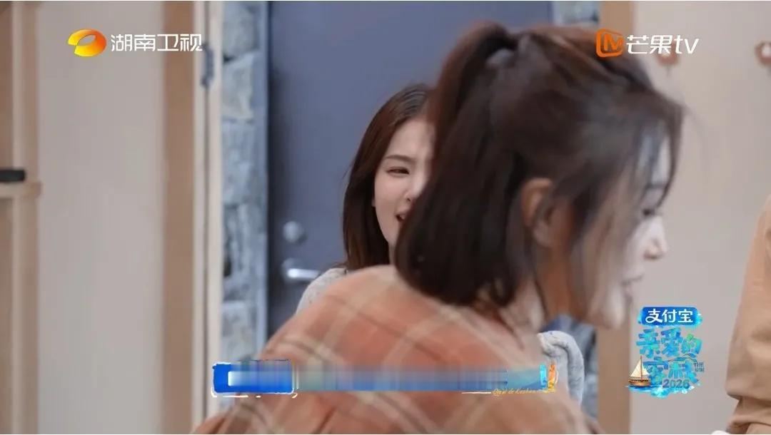 白鹿一句话总结吴泽林命苦的一天：“泽林，你都要流泪了”。白鹿是带着身份去的，