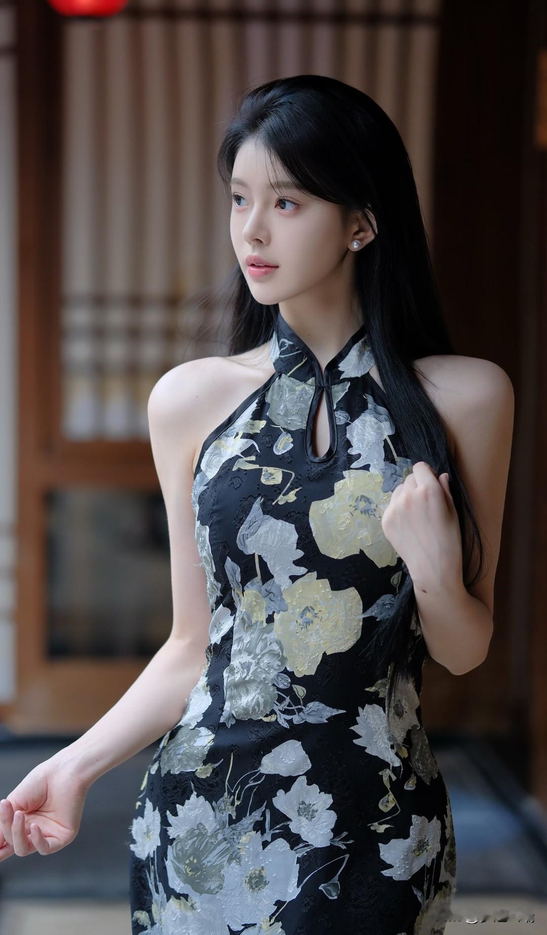 优雅旗袍，花影婆娑，梦回云端。