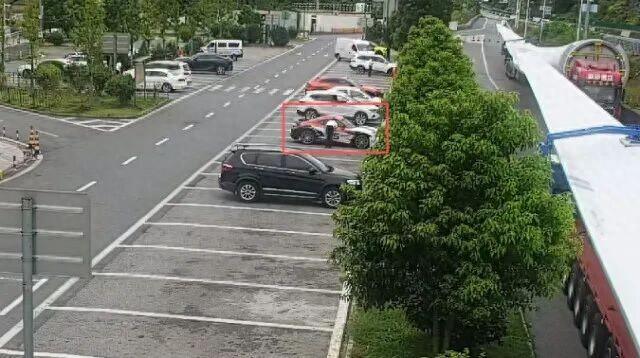 太离谱了！8月17日报道，贵阳一个17岁女孩，独自坐顺风车回程，结果司机把车开到