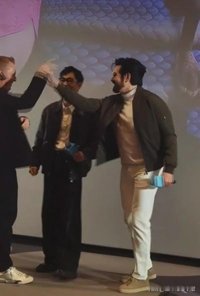 费翔参加活动现场，现在的费翔开始续胡须，浓密的络腮胡子，高大健硕的身形，深邃的有