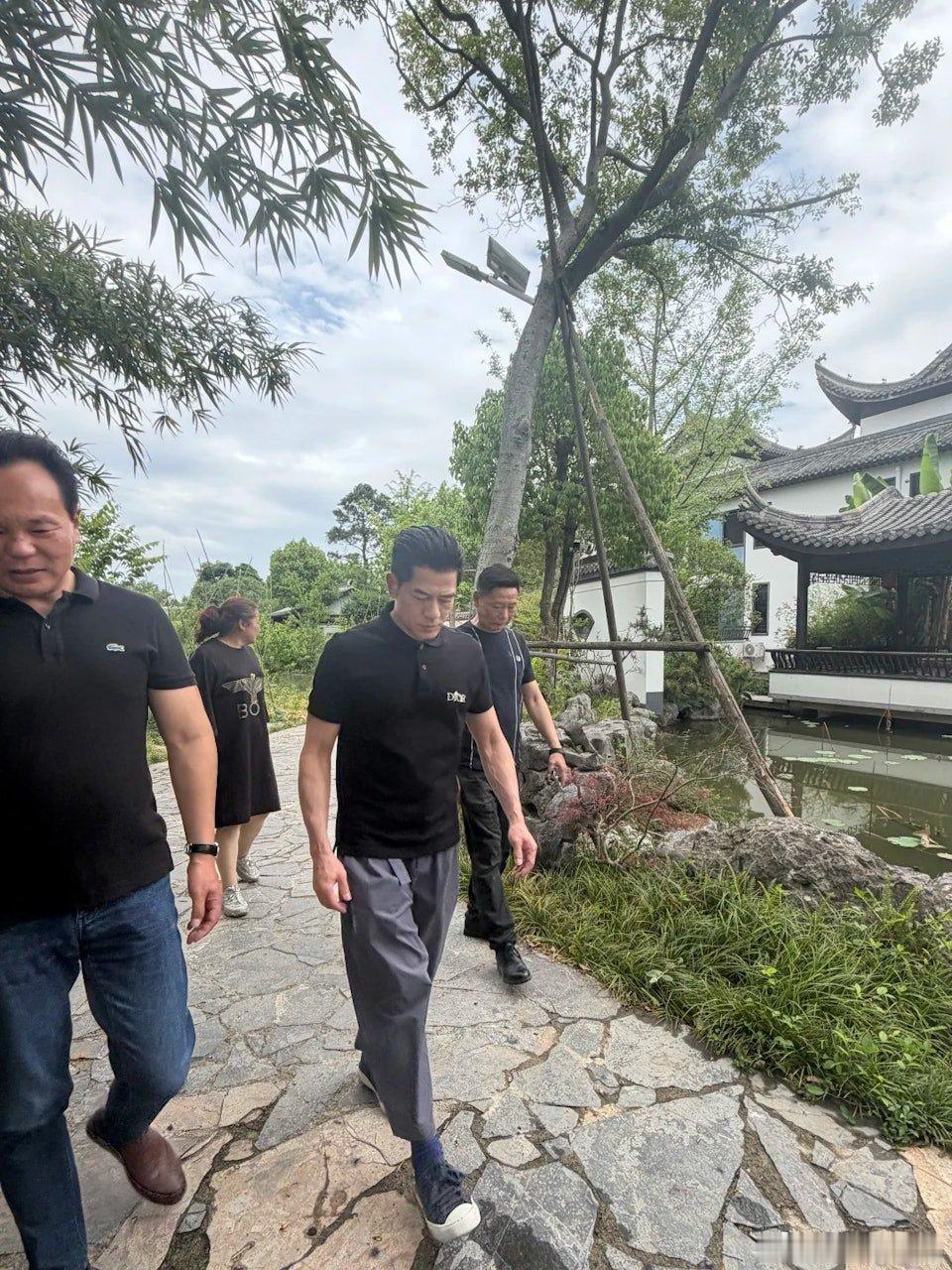 天王郭富城一向都愛妻如命，早前愛妻方媛的外公不幸離世，他立即放下手上的工作，馬上