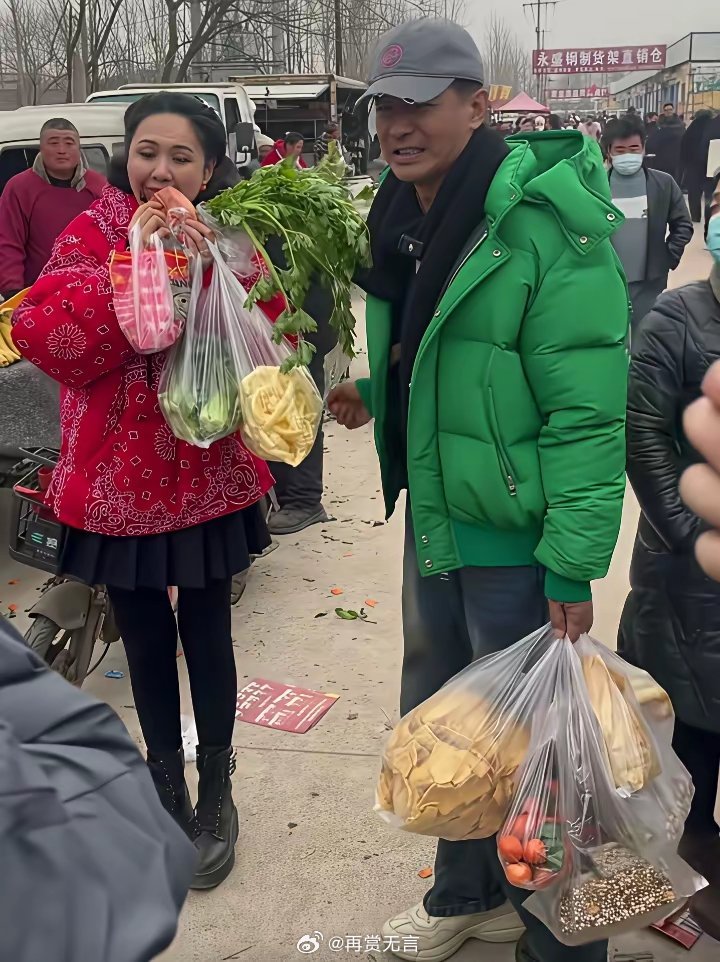 一线大明星，居然也去菜市场买菜，不怕掉价吗？我