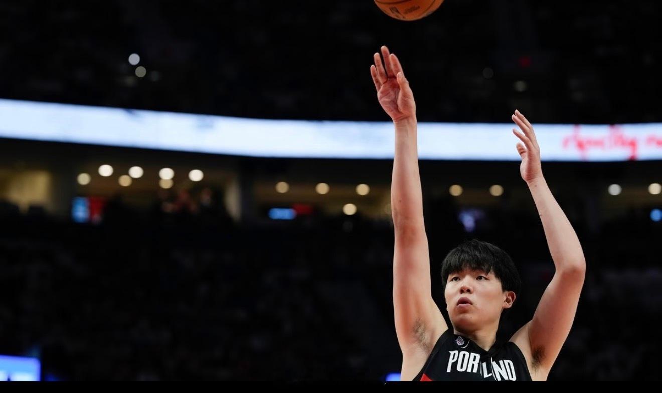 开拓者自媒体：杨瀚森看着像换了个人10月13日讯NBA季前赛，开拓者119-66大胜伦敦雄狮。杨瀚森
