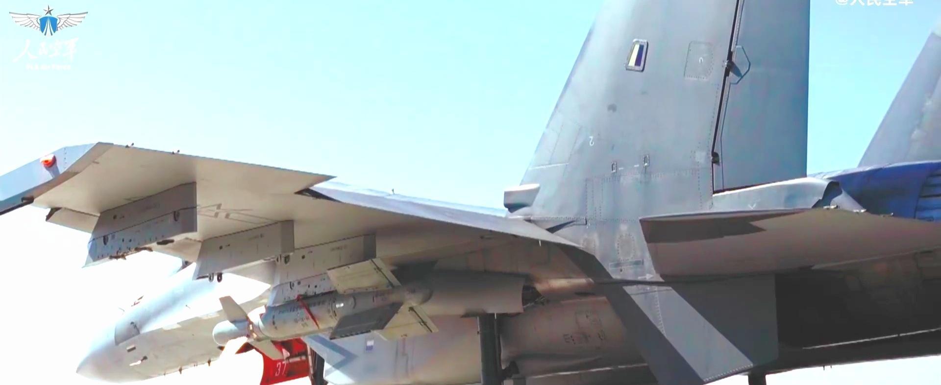 人民空军成立76周年实装挂弹的镜头总是很宝贵，歼16挂激光制导炸弹。​​​