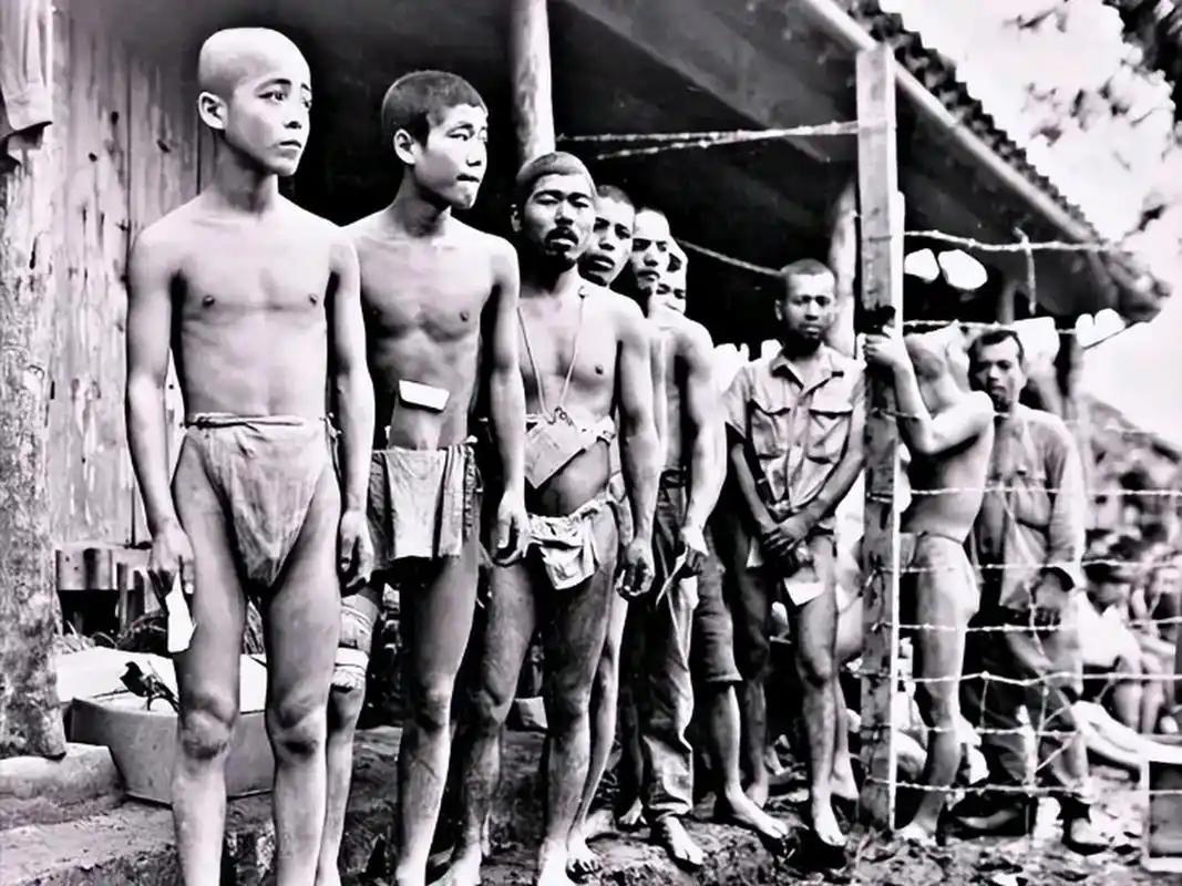 二战时期，日本死亡了200多万人，就感觉人力枯竭了，连十五六岁的娃娃兵都扛着枪上