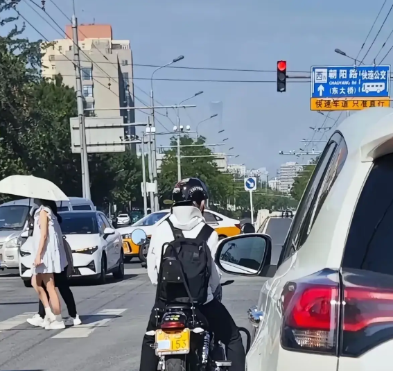 “胆子太大了”有一名女子驾驶电动车上班，在朝阳路连续看到两辆摩托车的车牌，都被车