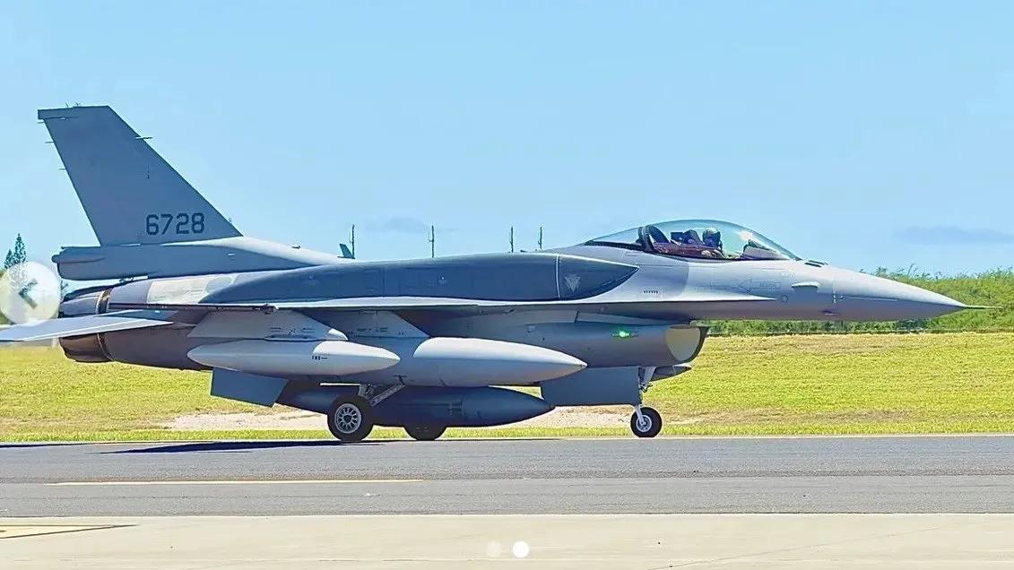 两架从美国本土起飞的F-16V战斗机，8月20日已经抵达夏威夷。这两架F-1