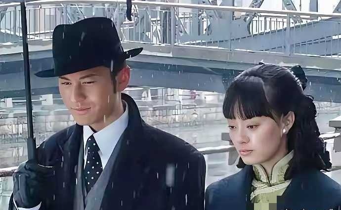 黄晓明大概永远不会知道自己跟周润发的演技差在哪里。论颜值，丝毫不差。论演技，