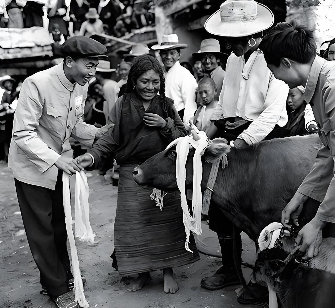 1959年，解放军撬开西藏大贵族索康庄园的地下密室，看清屋里的东西后，身经百战的