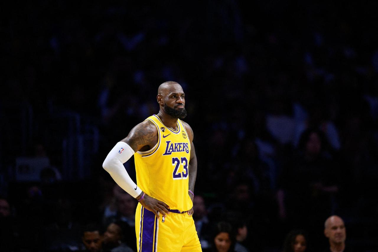 詹姆斯无私没毛病怎么也贬低不到科比最后一个赛季吧别说那年没有东子这样的