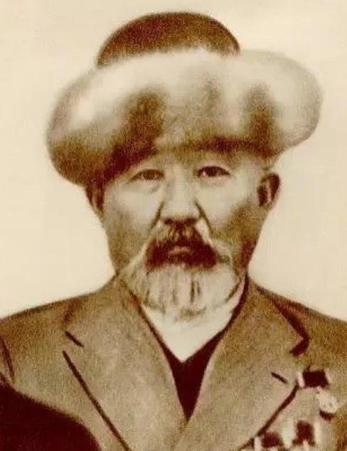 抗美援朝战争时期，巴什拜·乔拉克以自己的400匹马，100头牛，4000只羊和1
