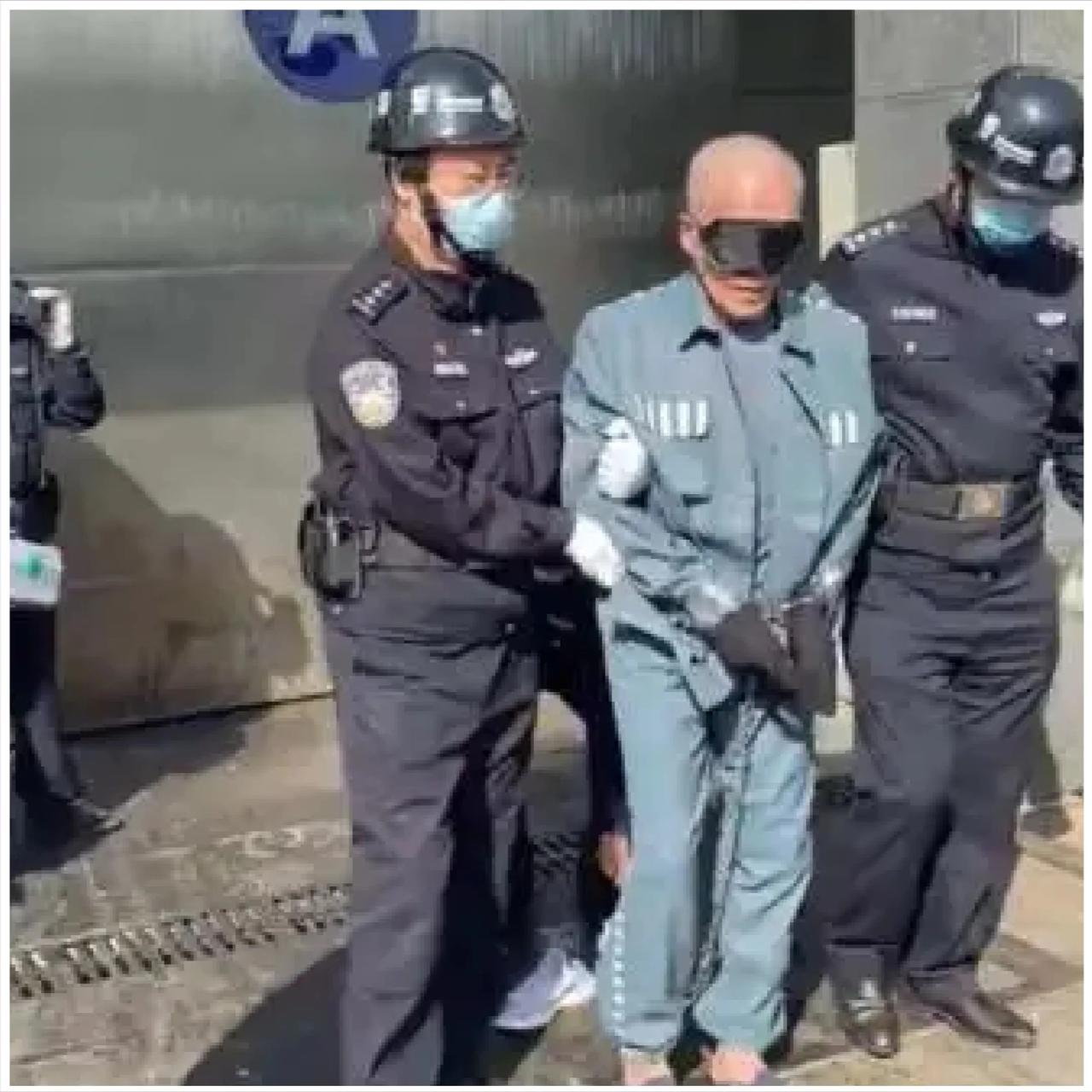 他四次越狱。徒手掰钢筋，一分钟破解手铐脚镣。最后一次，是从“严管队”跑出去的。这