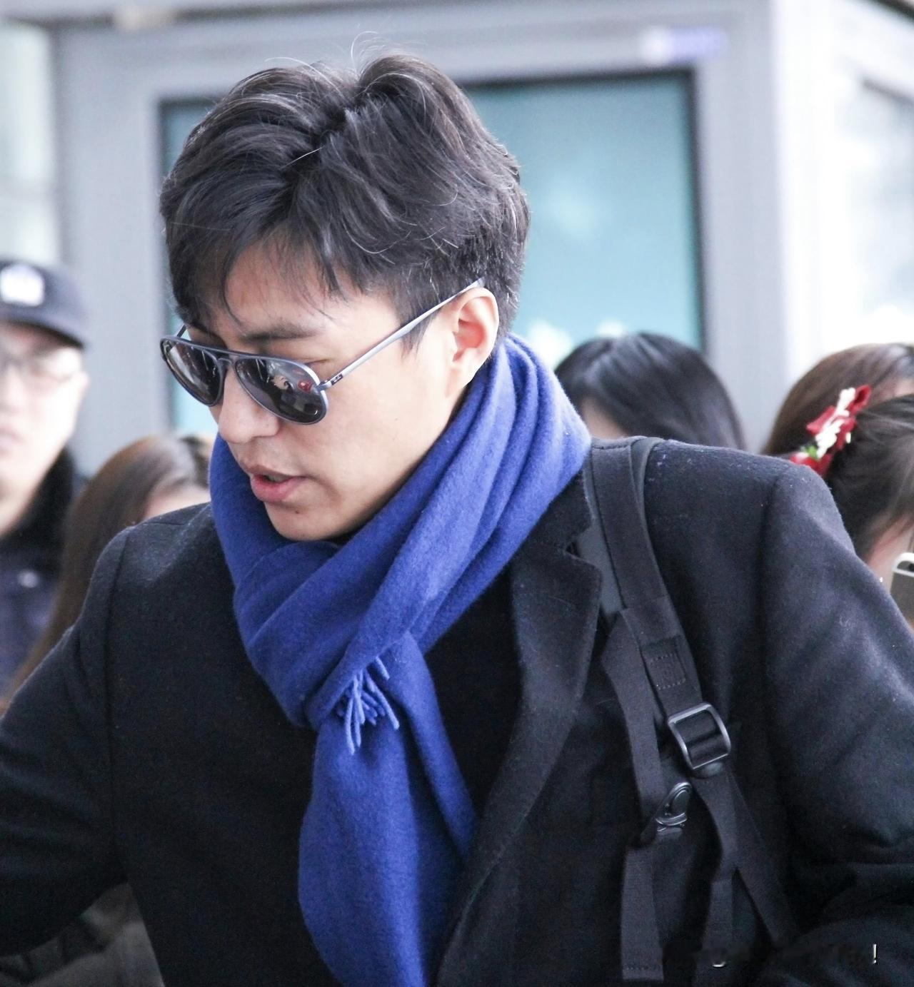 你有没有发现一件事？现在荧幕上，小鲜肉好像没那么“杀”了。倒是靳东这款，